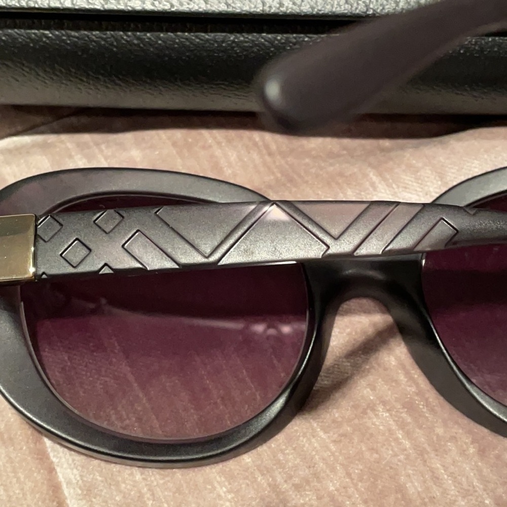 BURBERRY Plaid Signature Design Sunglasses NWOTS - Picture 4 of 16